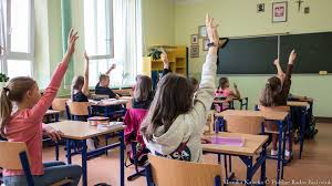 Dyrektorzy placówek złożyli już pisma w tej sprawie do. W Podlaskiem Wraca Nauka Hybrydowa W Klasach 1 3 Mozna Pojsc Do Fryzjera Rzad Poluzowal Obostrzenia