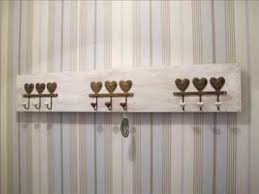 Wer eine garderobe selber bauen will, der sollte sich sehr genau überlegen, wie diese aussehen soll. Diy Garderobe Aus Einem Alten Holzbrett Youtube