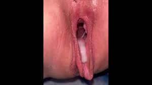 La chatte de sa femme se fait défoncer par un gode massif puis se fait  remplir de sperme chaud