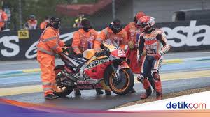 Gerçekçilikle düşsel öğeleri birleştiren kendine özgü üslubu ve sonraki yapıtlarının da arka planını oluşturan düşsel kolombiya köyü macondo ilk kez bu. Marc Marquez Upset Crash At The French Motogp Because Of World Today News
