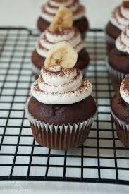 Schoko Bananen Cupcakes Mit Einer Vanilligen Swiss Meringue Buttercream Schoko Cupcakes Rezept Bananen Cupcakes Schoko Bananen Kuchen