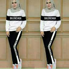 Tak perlu bingung, saat ini sudah banyak merek lokal yang menawarkan busana muslim sporty untuk wanita berhijab. Grosir Setelan Olahraga Muslim Wanita Baju Senam Remaja Set Pakaian Olahraga Dewasa Balenci Out Dor Shopee Indonesia