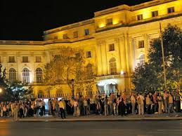 Aflat la ediția cu numărul 15 care va avea loc pe 18 mai 2019, evenimentul noaptea muzeelor îi îndeamnă pe curioși să treacă pragul muzeelor pentru o vizită nocturnă printre exponate. Noaptea Muzeelor Sute De Muzee Èi InstituÈii Deschise Publicului In AceastÄ SearÄ Lifenews Ro