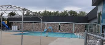 Les Piscines Exterieures Rouvrent En Mode Covid 19 La Releve
