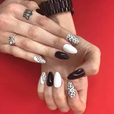 Los diseños de uñas acrílicas cortas en color beige combinan con todo y funcionan bien con todos los tonos de piel. Https Xn Decorandouas Jhb Net Unas Blancas