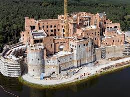 Dwa lata temu uniwersytet przyrodniczy w poznaniu sprzedał inwestorowi, który buduje zamek w #stobnic.a, działkę bezpośrednio graniczącą z obszarem. Zamek W Puszczy Noteckiej Rdos Uchyla Wlasna Decyzje Inwestor Ze Stobnicy Wprowadzil Nas W Blad