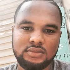 סלמון טקה. בן 19. העיניים שלו לא עוזבות אותי.