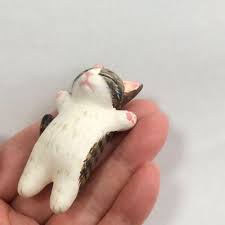 キジトラ白猫の爆睡子猫 石粉粘土の置物 置物 猫ハウス 通販 creema クリーマ ハンドメイド 手作り クラフト作品の販売サイト 2021 石粉粘土 粘土 猫 置物