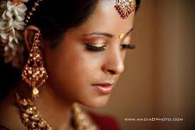 South Indian Bridal Makeup Foundation Is Patchy Gold Just On The Eyeshadow Tiny Bit Of Red On The Indian Bridal Makeup Bridal Makeup Pictures Bridal Makeup