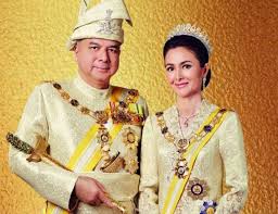 'given to sultan muzaffar riayat shah i on his installation as the first sultan of perak by tok temong, a local official. King Heads Perak Ruler S Honours List The Star