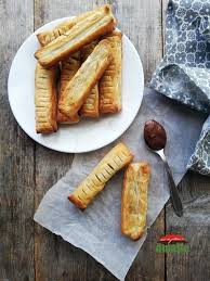 Se întinde foietajul pe blatul presărat cu făină, până când devine gros de cca. Foietaj Cu Nutella Retete Rapide Retete Usoare