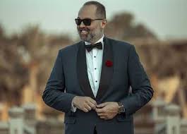 محمد محمود عبد العزيز يخطب فتاة من خارج الوسط الفني ونشر محمود الخيامي، عبر صفحته الشخصية بموقع تبادل الصور والفيديوهات انستجرام مقاطع فيديو، يظهر فيها محمد محمود عبد العزيز، وهو يقدم دبلة الخطوبة بطريقة رومانسية. Ù…Ø­Ù…Ø¯ Ù…Ø­Ù…ÙˆØ¯ Ø¹Ø¨Ø¯Ø§Ù„Ø¹Ø²ÙŠØ² ÙŠØ³ØªØ£Ù†Ù ØªØµÙˆÙŠØ± Ù‚ØµØ± Ø§Ù„Ù†ÙŠÙ„ Ø¨Ø¹Ø¯ Ø´ÙØ§Ø¦Ù‡ Ù…Ù† ÙƒÙˆØ±ÙˆÙ†Ø§ Ø§Ù„Ù…ØµØ±ÙŠ Ø§Ù„ÙŠÙˆÙ…