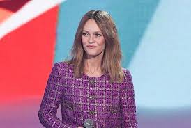On l'a découverte à 7 ans dans l'école des fans, vanessa paradis est devenue une star nationale à seulement 14 ans avec joe le taxi. Dsr2qc66de44nm