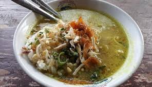 Ciri khas yang menonjol dari soto kemiri ini adalah kuahnya yang lebih encer serta aroma kemiri yang kuat menjadikan soto khas kota pati ini menjadi. Hangatnya Semangkuk Soto Kemiri Khas Pati Travel Tempo Co