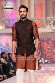 Deepak perwani is the man who gets six lux style awards and stood as the best international designer in miami awards. Mehndi Kurta Designs 2017 For Men In Brown Color Casual Groom Attire Wedding Kurta For Men Indian Groom Wear