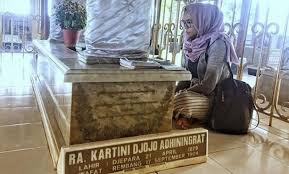 Kalo ra kartini dianggap mengangkat derajat wanita indonesia, maka muhammad saw tlh mngajarkan risalah yang paling memuliakan wanita sedunia. 10 Gambar Makam Ra Kartini Rembang Lokasi Alamat Wisata Sambil Ziarah Jejakpiknik Com