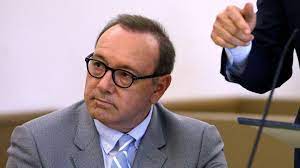Kevin spacey fowler, better known by his stage name kevin spacey, is an american actor of screen and stage, film director, producer, screenwriter and singer. Kevin Spacey Missbrauchsprozess Vor Aus Was Verschweigt Das Mutmassliche Opfer Stern De
