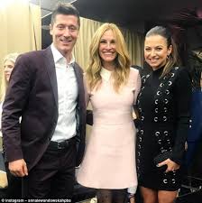 Robert lewandowski and wife anna dance together for tiktok. Bayern Germany On Twitter Robert Lewandowski With His Wife Anna And Actress Julia Roberts In Verona