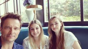 Et pourtant, depuis plusieurs semaines, la jeune femme s'était montrée très discrète sur les réseaux sociaux et notamment sur. Epingle Sur Johnny