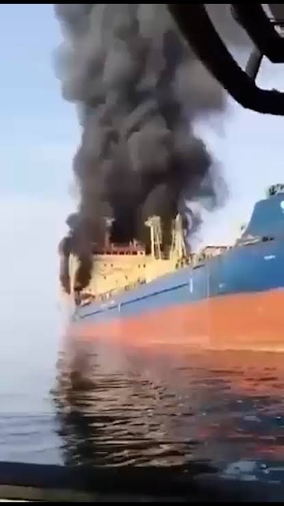 Vídeo mostra um dos petroleiros que Irã alega ter atacado em chamas perto de Omã