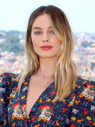 Margot robbie is a highlight of any and every red carpet she graces with her presence. Margot Robbie S Orange Hair Debuts Short Bob Makeover Hollywood Life