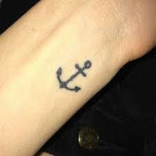 Dans un premier temps, vous vous pouvez par exemple tout à fait apprécier un tatouage ancre marine poignet, qui sera plutôt visible, et ne pas du tout apprécier un tatouage d'ancre marine sur. 50 Jolis Tatouages D Ancre Marine A Decouvrir Petit Tatouage Tatouage Ancre Tatouage Avant Bras
