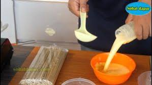 Mungkin kita sudah bosan makan sosis bakar coba dengan yang satu ini sosis telur gulung ditambah toping saus dan mayonais wah mantap banget deh Cara Buat Telur Gulung Sosis Sobat Dapur