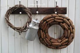 Ein Kranz Aus Tannenzapfen Machen Diy Die Besten Platzchen Fur Weihnachten Zimtbrezeln Rezept Tannenzapfen Zimt Brezeln Tannenzapfen Kranz