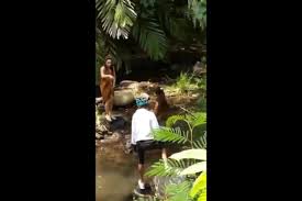 Gadis desa mandi kemben kain batik sarong | berkain batik basah. Heboh Jalur Gowes Gadis Desa Di Malang Ternyata Oknum Ngamen Kumparan Com