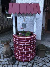 brunnen aus autoreifen paniers de fleurs suspendus pneus idees jardins