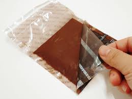 Si trattava di pan di spagna farcito con arancia, cioccolato e nocciola e poi arrotolato fino. Le Sottilette Di Cioccolato La Cucina Italiana