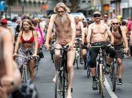Naked Bike Ride: Halb nackt durch Köln für die Rechte von Radfahrern - Köln