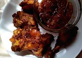Yang menjadi makanan ini menarik adalah sambalnya yang pedas. Resep Ayam Goreng Pedas Ala Madura Bumbu Hitam