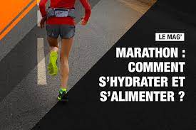 Boisson glucidique de l'effort, pâtes de fruits, gel énergétique accompagné d'eau. Marathon Comment S Hydrater Et S Alimenter Oxsitis