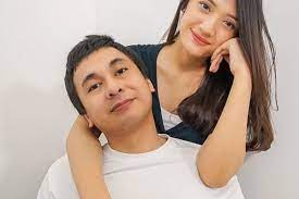 Lihat jadwal, lokasi, dan harga tiket cerita cintaku: 9 Potret Kemesraan Raditya Dika Dan Istri