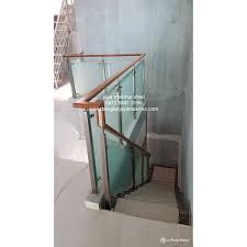 Tipe costumize adalah pemasangan railing tangga konvensional yang sudah ada dari dulu, yaitu di ukur sesuai lapangan dan dibikinkan di worksop dengan disambung melalui pengelasan. Jual Railing Tangga Stainless Kaca Temperd Sandblast Jaya Makmur