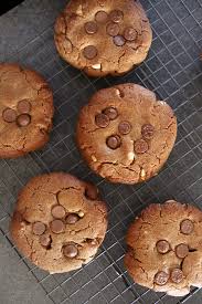עוגיות שוקולד חלב ופרלינה כמו ב Ben S Cookies צילום נטלי לוין Ben S Cookies Diy Food Recipes Praline Chocolate
