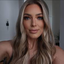 Julie Mallow's Instagram, Twitter & Facebook