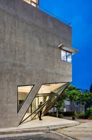 A Ribbon Of Glazing Runs On The Western Side While Faceted Glass Walls Beneath Create A Covered Entrance Canopy Architecture Facade Architecture Architecture