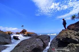 Aku lalu sarapan sambil membaca koran olahraga. Pantai Padang Betuah Jadi Ikon Wisata Baru Bengkulu Tengah Antara News