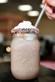 Cualquier Batido Presentado De Esta Manera Seria Irresistible Una Idea Muy Buena Y Sencilla Seguro Que Les Encanta A Tus Invitad Yummy Drinks Yummy Desserts