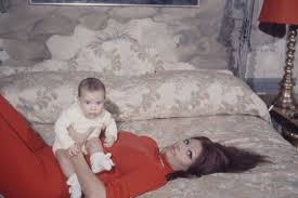 Sophia loren was born in a hospital charity ward, and raised in poverty by her single mother. Ehrliche Fotos Von Sophia Loren Und Ihrem Sohn Die Uber Die Geheime Seite Des Lebens Der Schauspielerin Sprechen Werden Uberalles