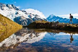 Di jalan setapak ini ayu dan sang buah hati, bilqis saling bergandengan tangan menyusuri banyak pepohonan. Berkunjung Ke New Zealand Negeri Penuh Pemandangan Dan Awan Yang Cerah Beserta 10 Rekomendasi Destinasi