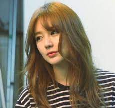 Seen On Countless Korean Female Celebrities This Hair Trend Is One Of The Most Popular Amongst Asian Ladies Mom Hairstyles See Through Bangs Hair Styles