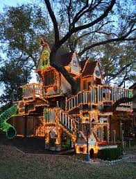Weihnachtsschmuck Ein Lichterspiel In Ihrem Garten Deko Dekoration Design Baumhaus Kinder Baumhaus Und Coole Baumhauser