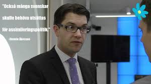 Inför dagens statsministeromröstningar har han steg för steg lyckats slå in en kil i alliansen som öppnar. Pin Pa Memes