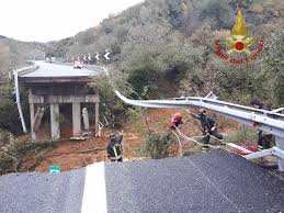 Interessante en nieuwswaardige weervideo's die het weer in nederland en de rest van de wereld tonen. Snelwegviaduct Ingestort In Italie Doden En Vermisten In Frankrijk Door Noodweer Nrc