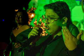 🎶 Un cuarteto del coro de nuestra Orquesta Sinfónica de San Salvador llenó  de armonía la #VillaNavideñaSS. 🎄 Te invitamos a seguir disfrutando de más  música y actividades especiales todos los días