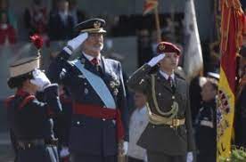 Los Reyes y la Princesa presiden un desfile del 12-O entre gritos de "Que  te vote Txapote" a Sánchez