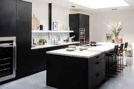 10.51 cocina pequeña de cocina pequeña con paredes azul y beige. Todo Al Negro 21 Cocinas Negras Para Inspirarse Que Demuestran Que El Negro Es Una Opcion A Considerar En La Cocina